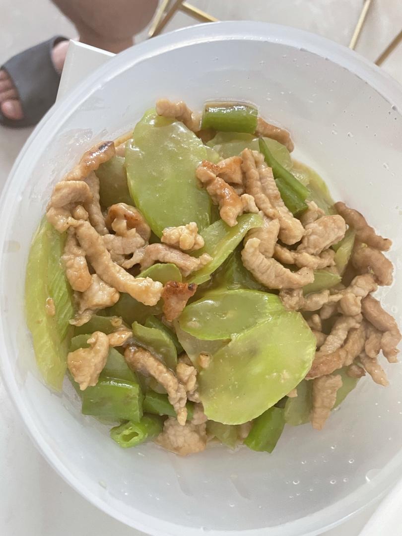 简单又好吃的莴笋炒肉