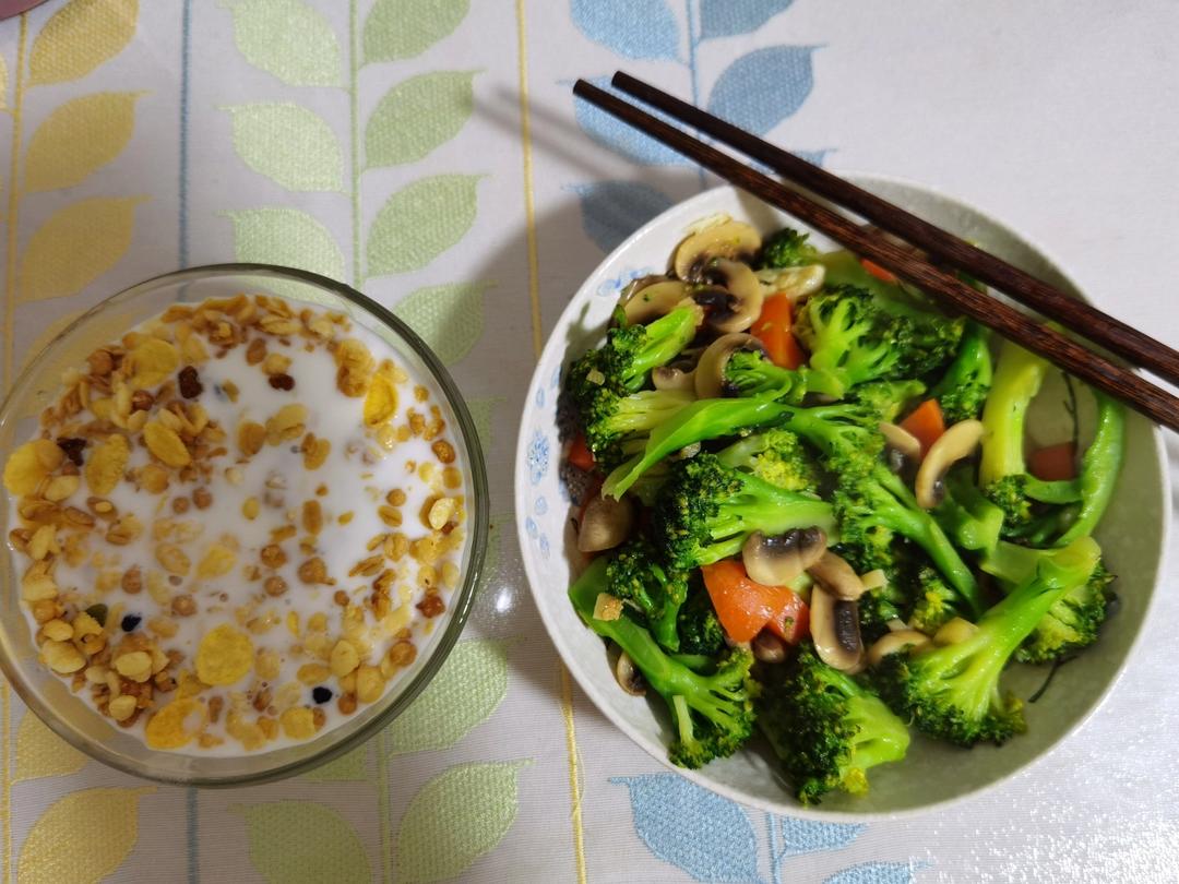 健康低脂家常菜—西兰花炒口蘑