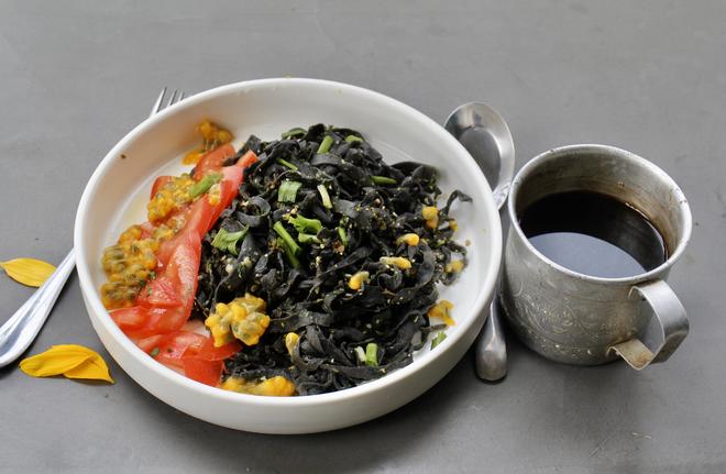 一盘满足！用墨鱼汁做手擀面，裹上罗勒青酱
•黑色食物集(2)Handmade Cuttlefish Pasta weigh Handmade Pesto•Black Colored Foods (2)的做法