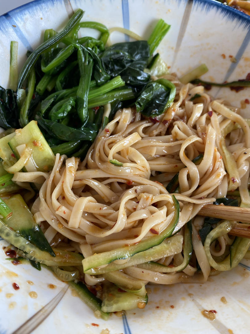 酸辣爽口的凉拌面！保证吃一次就上瘾