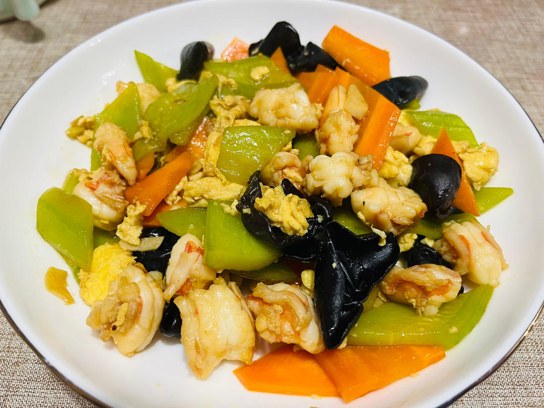 胡萝卜黄瓜虾仁炒木耳
