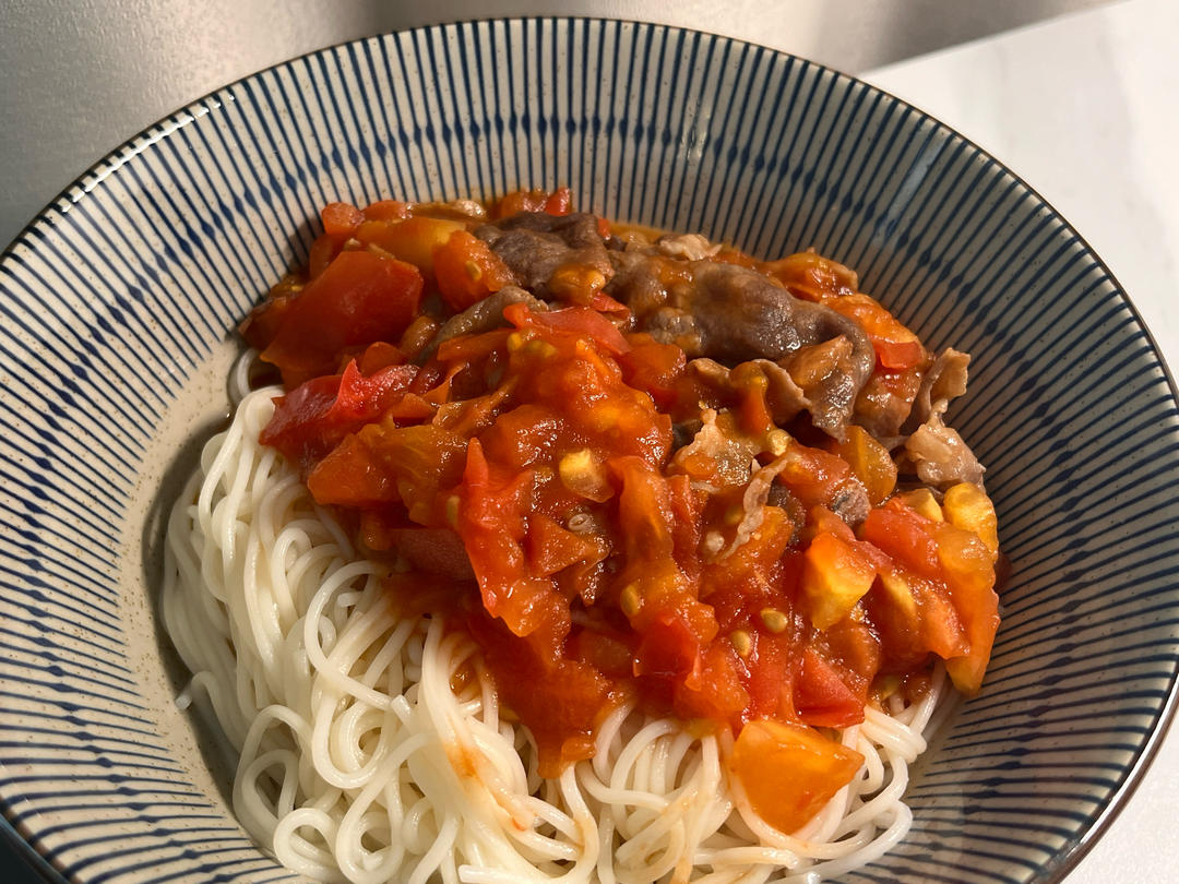 一人食也讲究的番茄肥牛干拌面