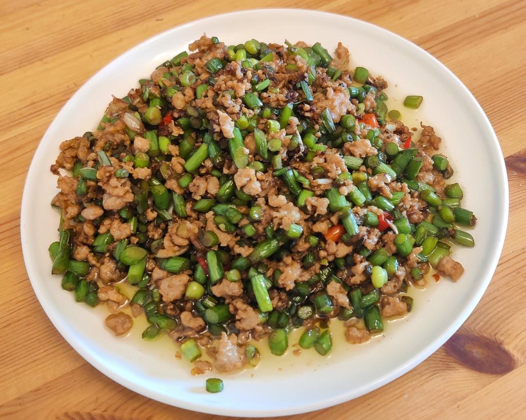 蒜苗炒肉丁