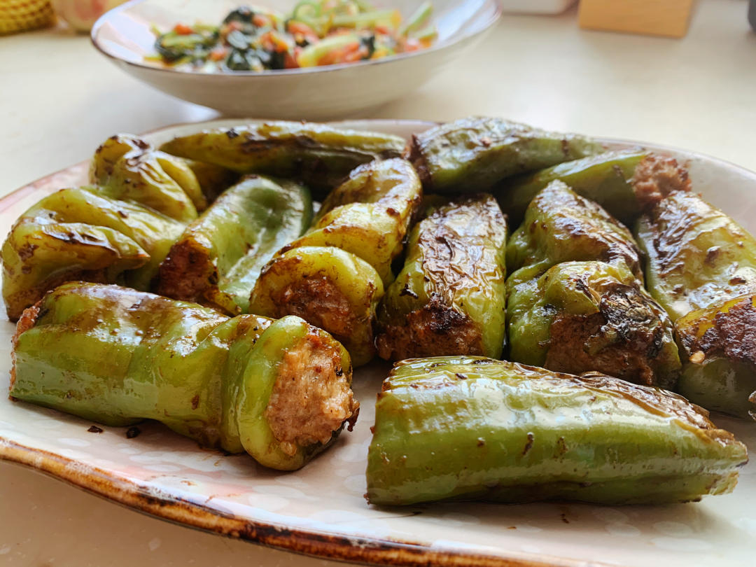 过青椒灌肉因为疫情居家,蔬菜都是打包好送来的,平时家里青辣椒吃的少