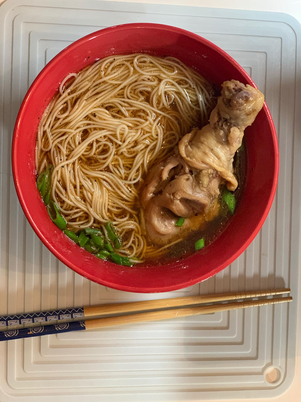 大口吃肉连吃三个-电饭煲烤鸡腿