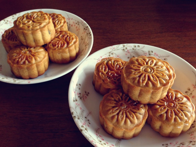 广式蛋黄莲蓉月饼