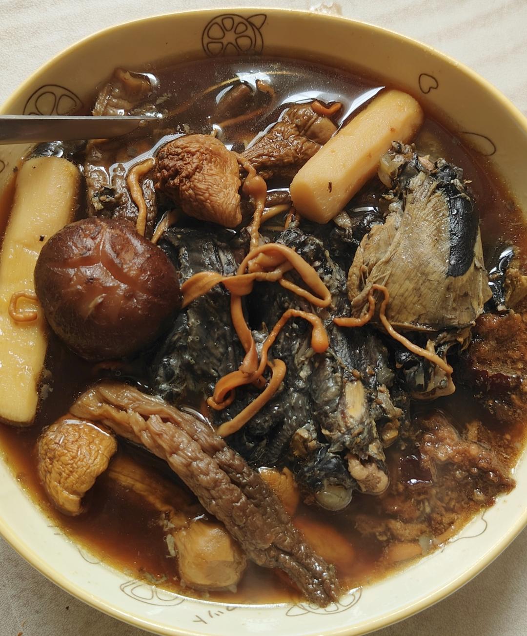 好喝又简单的乌鸡汤～大人小孩都能喝