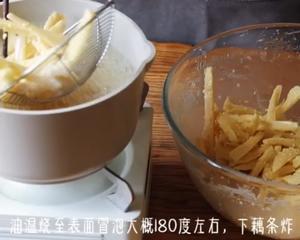 干煸藕条（无论是当零食还是餐桌下饭菜都是极好的的做法 步骤3