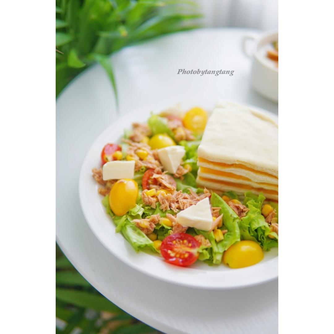 金枪鱼番茄生菜玉米沙拉