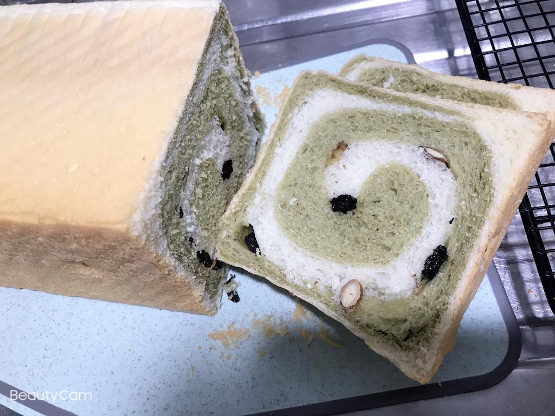 清香柔软的抹茶红豆吐司