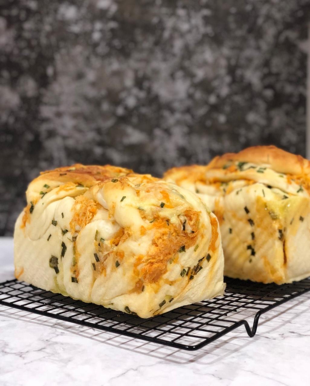 紫色小叮当做的香葱肉松手撕吐司