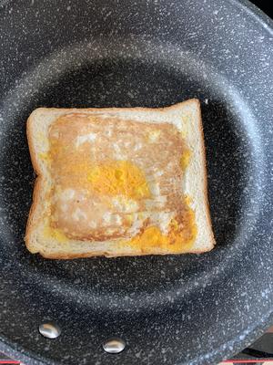 煎鸡蛋三明治面包的做法 步骤5