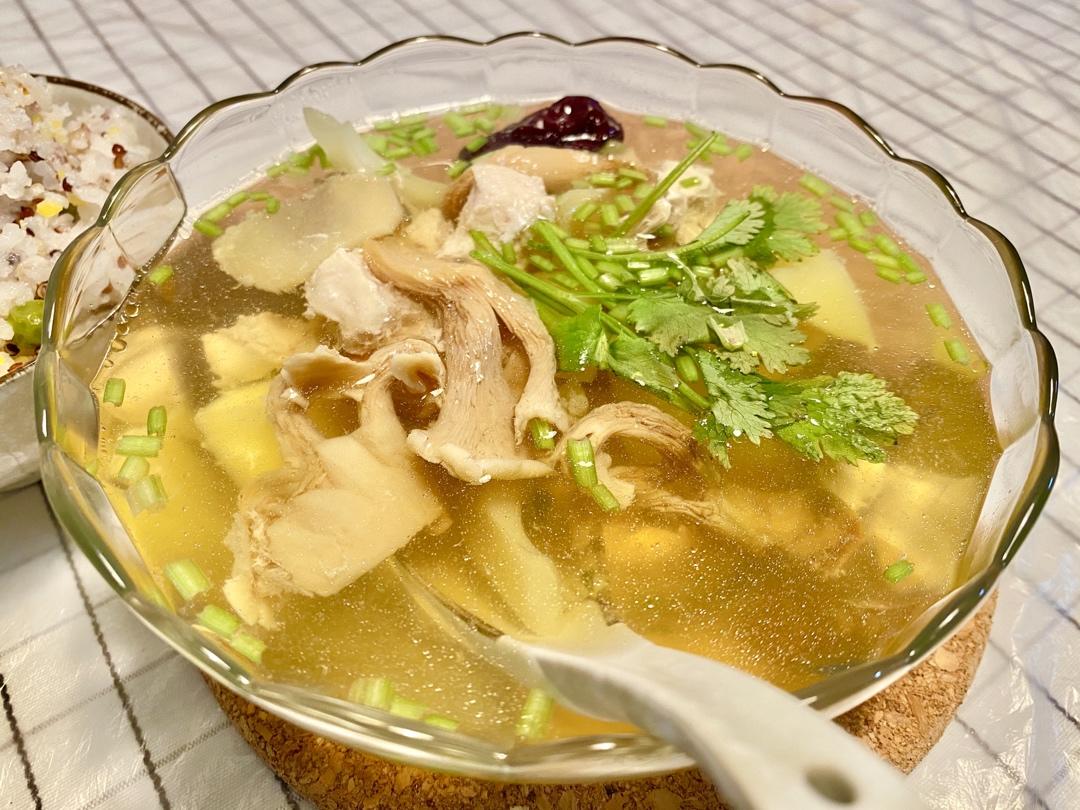 双菇乌鸡汤【5月北鼎蒸炖锅食谱】