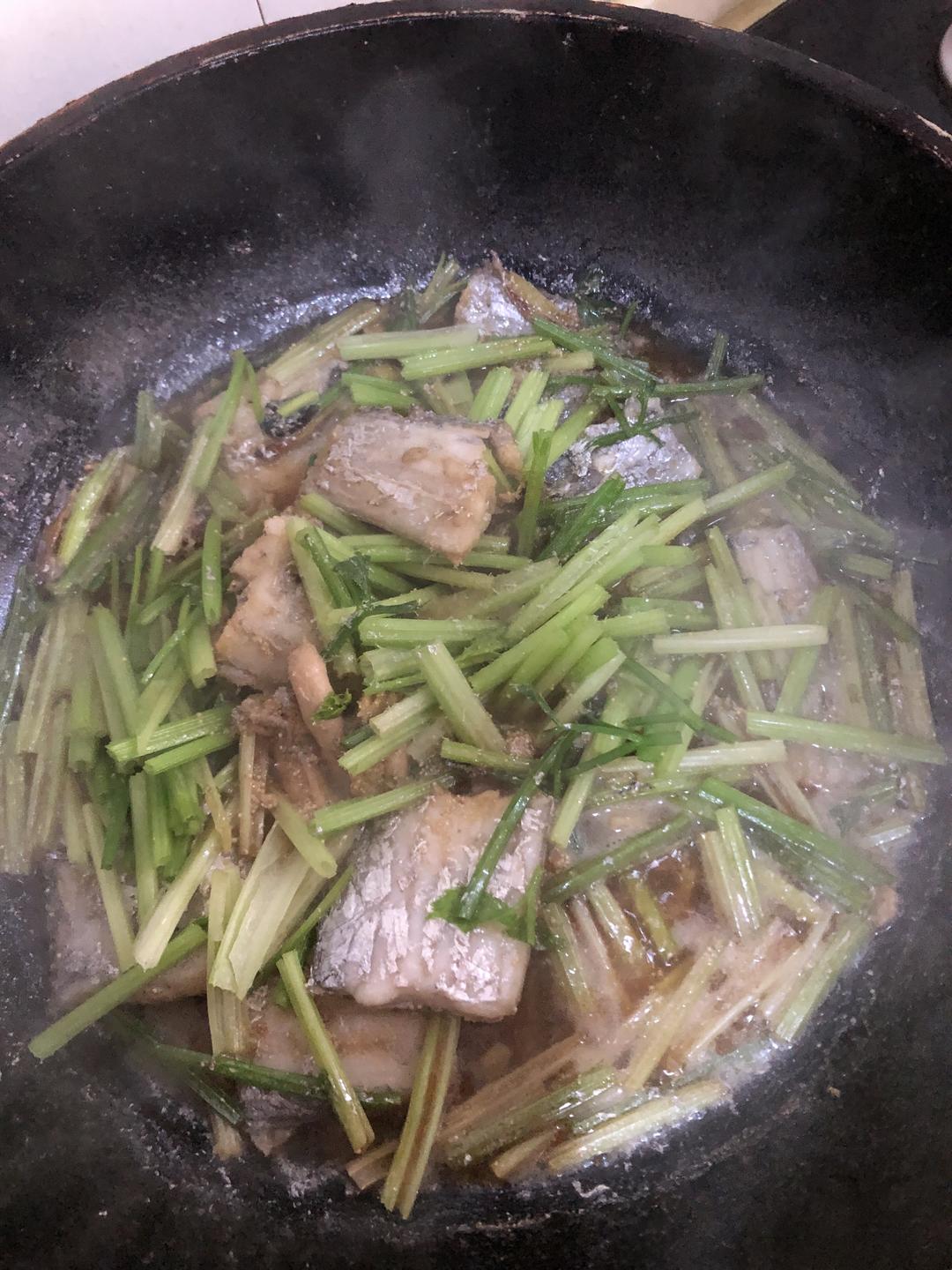 温州人家烧～带鱼烧芹菜的做法