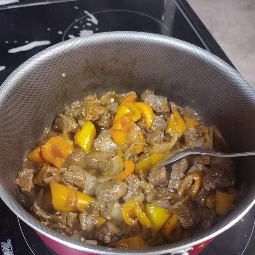 秘制铁板黑椒牛肉粒