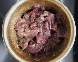 香芹杂菇炒牛肉的做法 步骤1