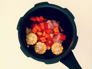 香甜玉米土豆炖鸡汤的做法 步骤3
