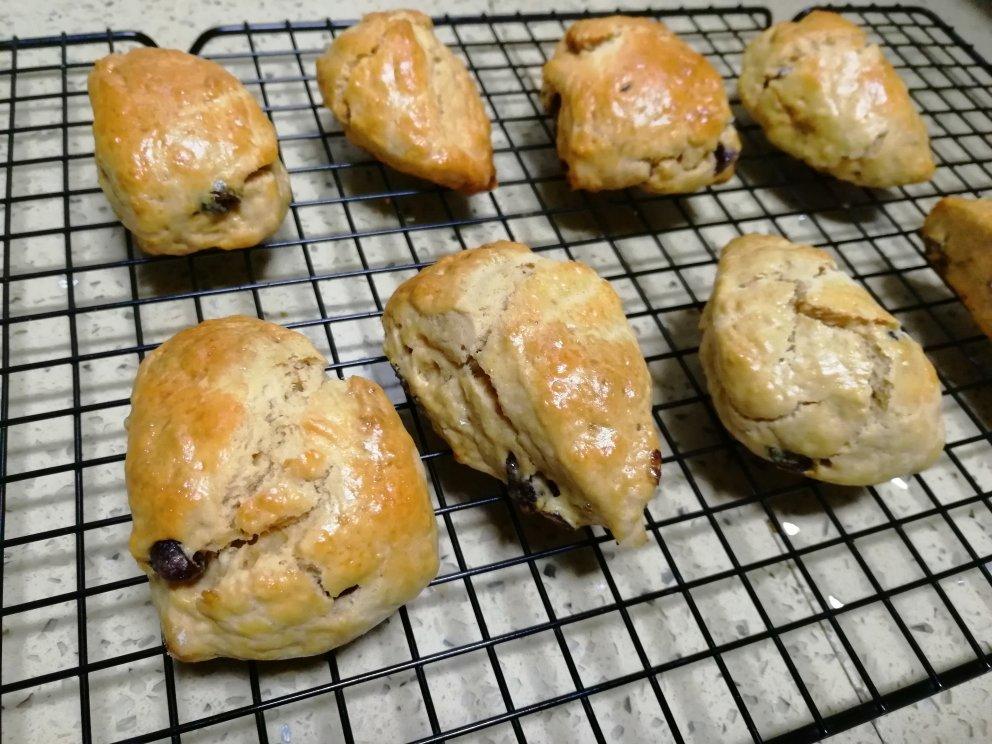 湿润蓬松口感的淡奶油司康