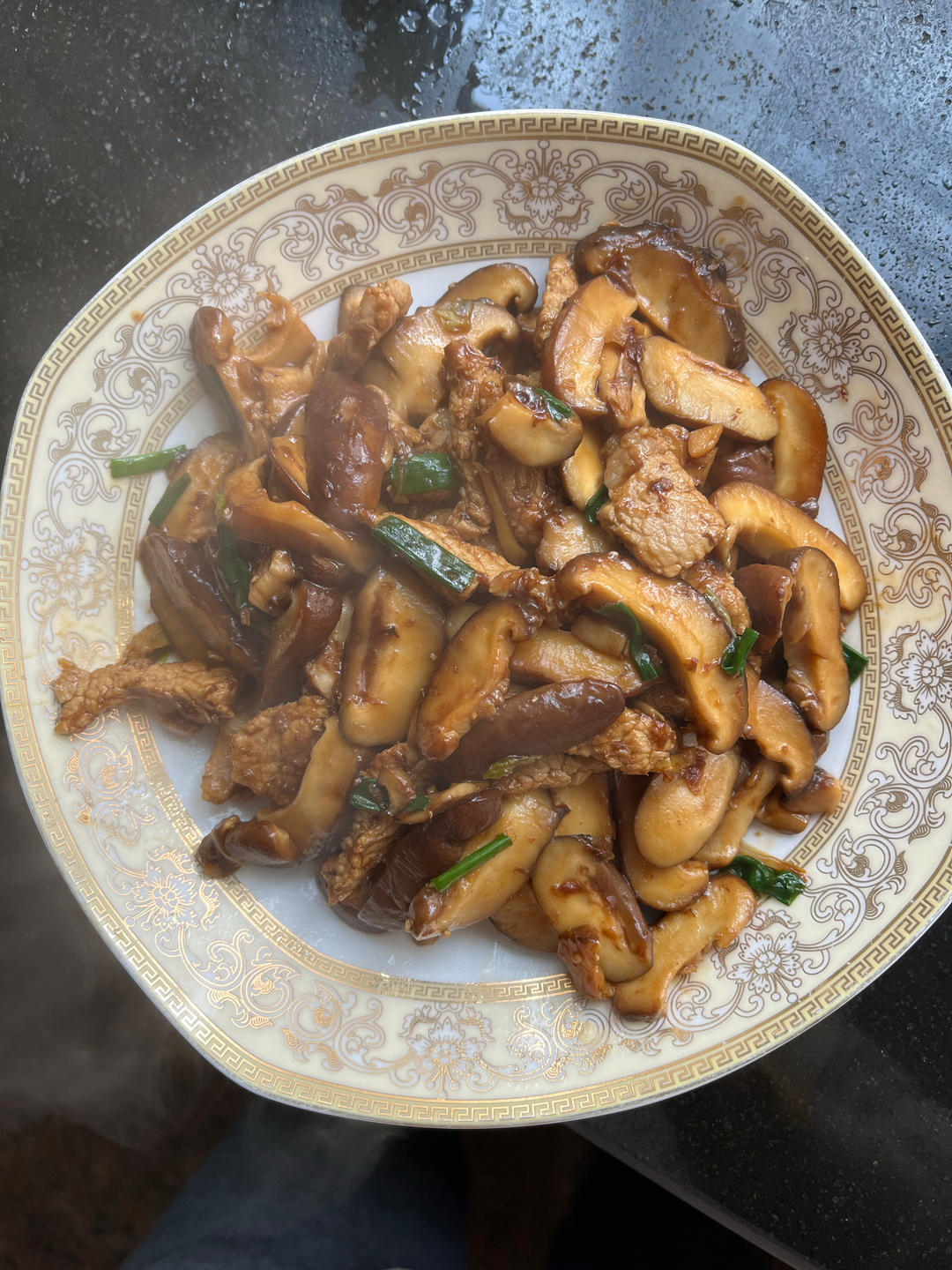 家常快手菜，鲜香菇炒肉，鲜甜美味抢着吃的节奏