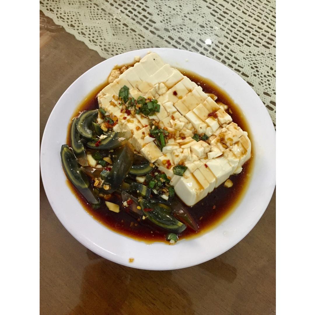双椒拌皮蛋豆腐