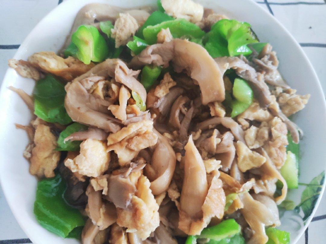 平菇青椒炒鸡蛋 好吃又营养的超快手家常菜