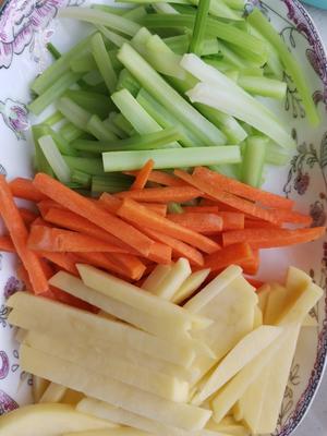 西芹胡萝卜土豆条，经典搭配，口感丰富，营养均衡的做法 步骤1