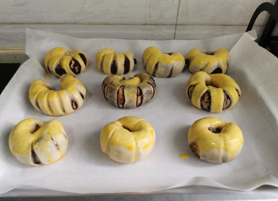 松软可口的红豆沙面包卷