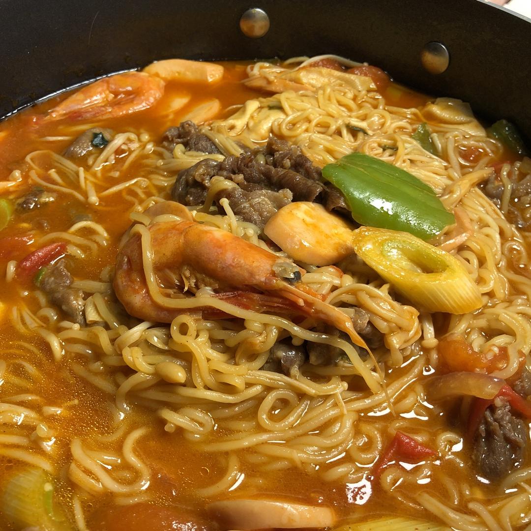 璟殿下做的部队火锅方便面