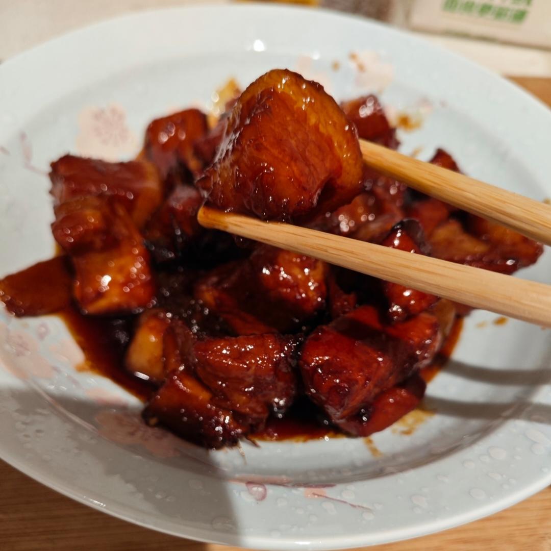 大厨教你红烧肉的家常做法，记住关键几步，色泽红润，香而不腻！