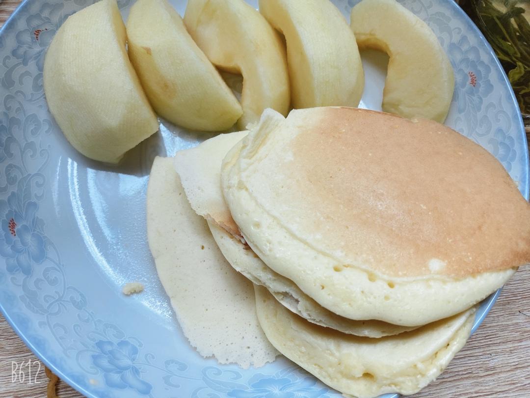 【酸奶松饼yogurt pancake】，搭上黑莓果酱和枫糖的美味。