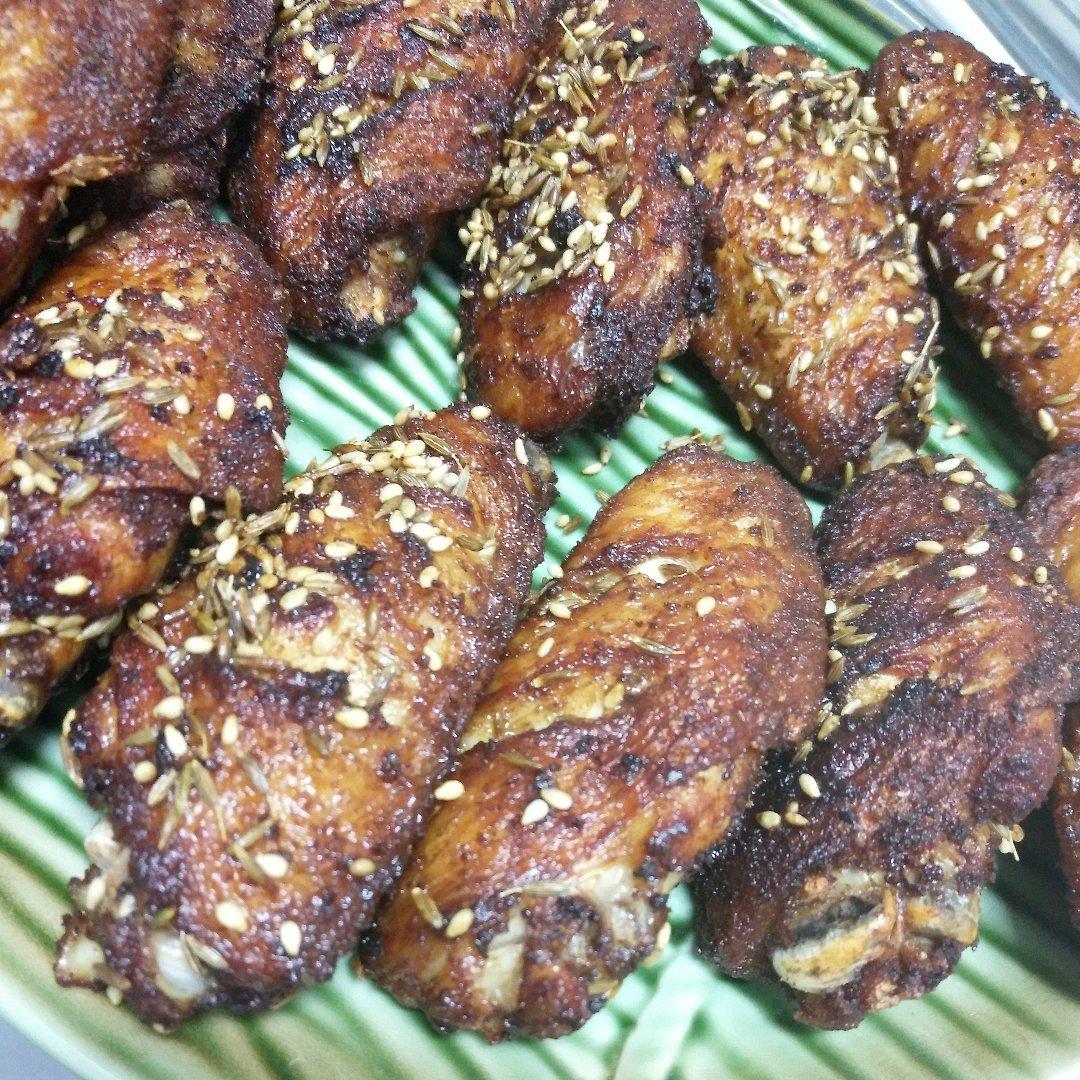 好吃到舔手指的孜然鸡翅，一盘根本不够吃