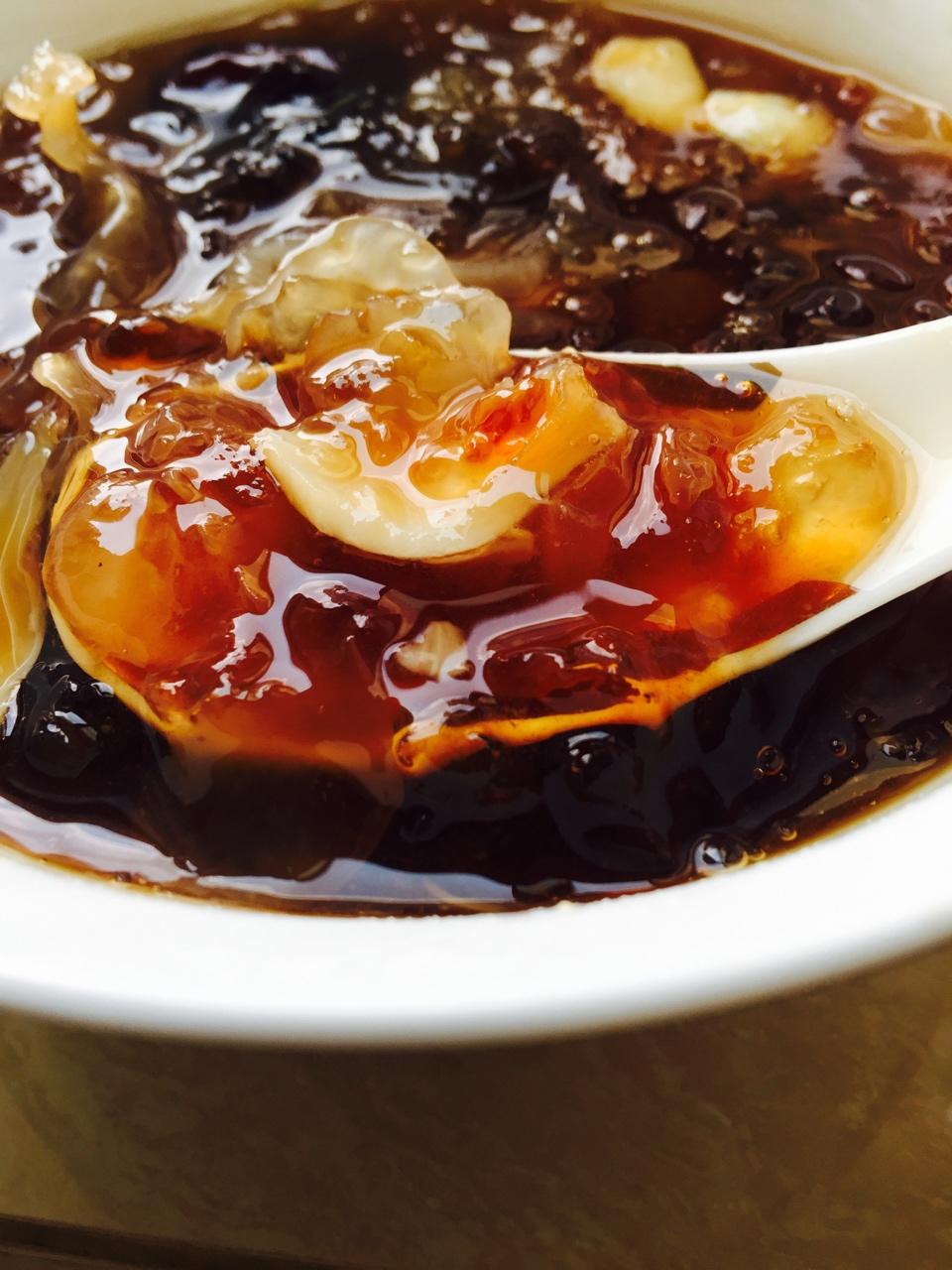 美容润肤 益气补血《桃胶皂角米百合银耳红枣羹》