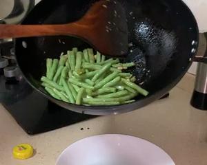 家常炒豇豆也可以很下饭的做法 步骤7