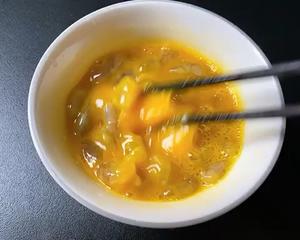 儿子小时候常吃的蛋炒饭：四季豆虾仁火腿肠蛋炒饭的做法 步骤6