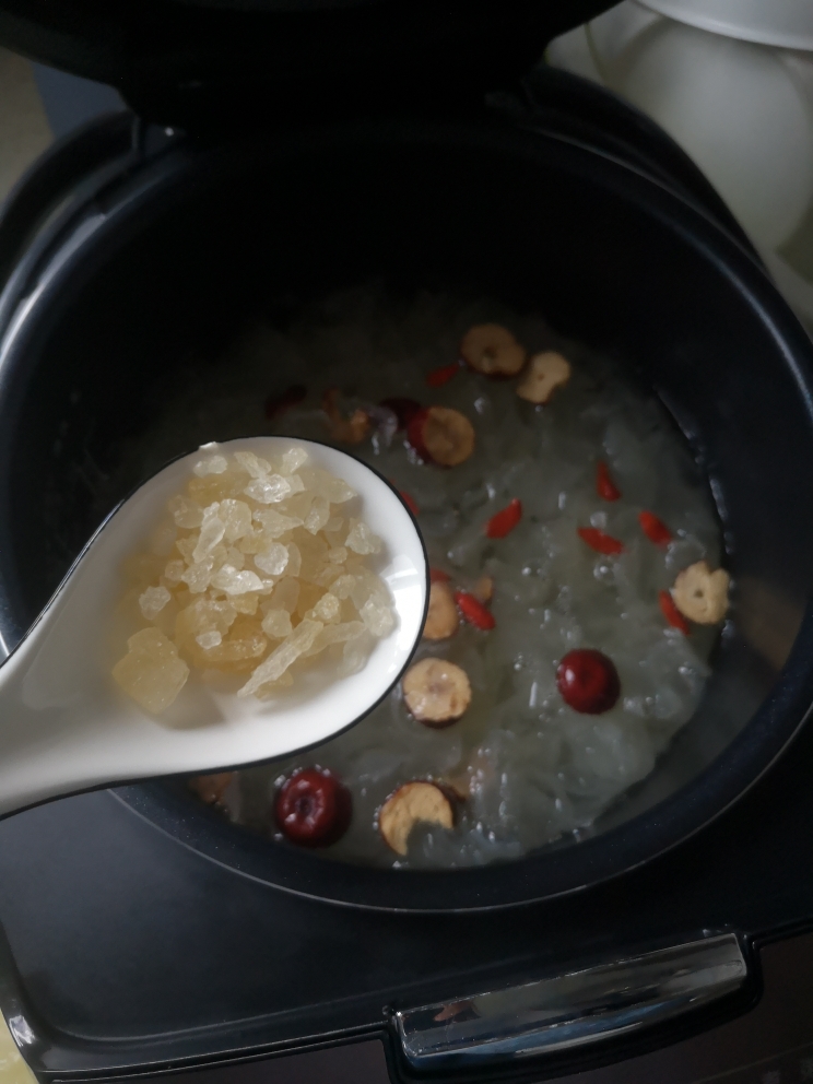 出胶的银耳红枣枸杞汤的做法 步骤5