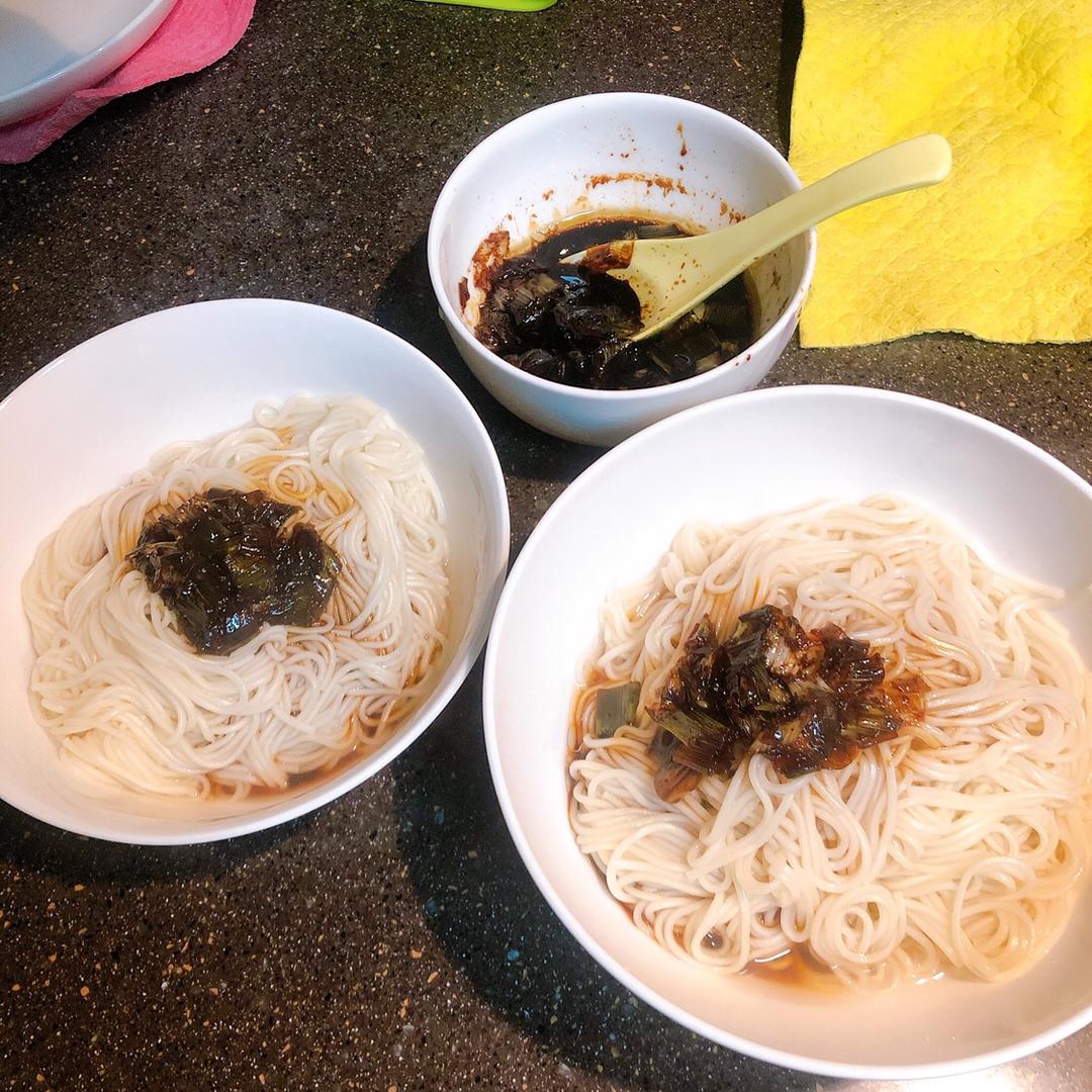大葱版葱油拌面的做法
