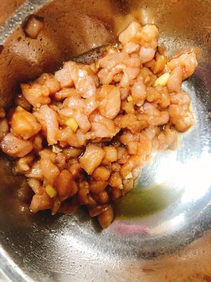 豌豆炒肉（超下饭）的做法 步骤2