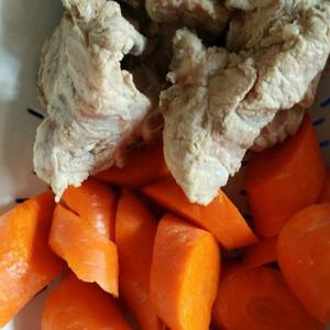 银耳红萝卜猪骨汤的做法 步骤2