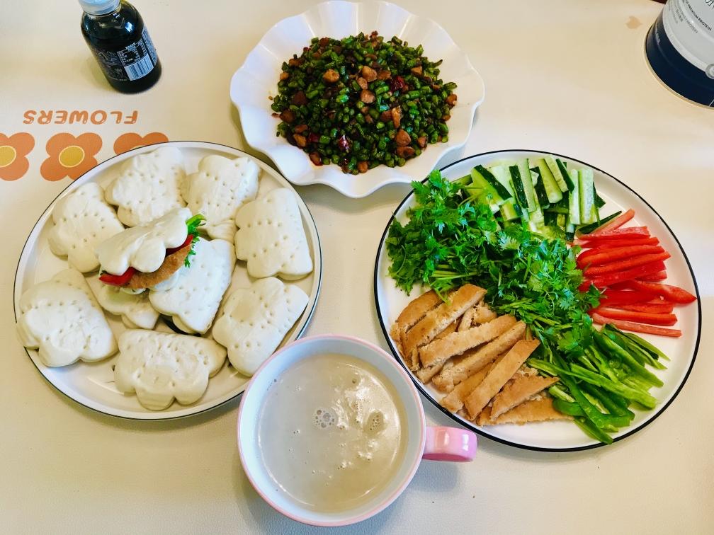 素🉑荷叶饼、干煸豇豆、绿豆鹰嘴豆坚果米糊的做法