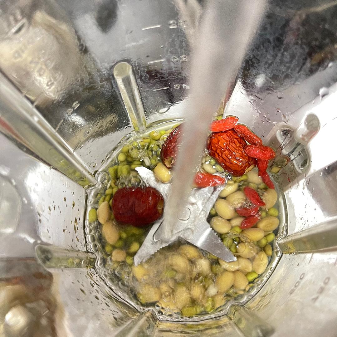 红枣枸杞绿豆黄豆浆的做法 步骤2