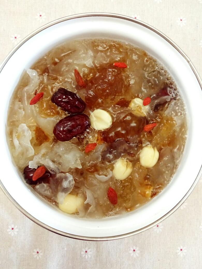 『桃胶银耳莲子红枣枸杞羹』