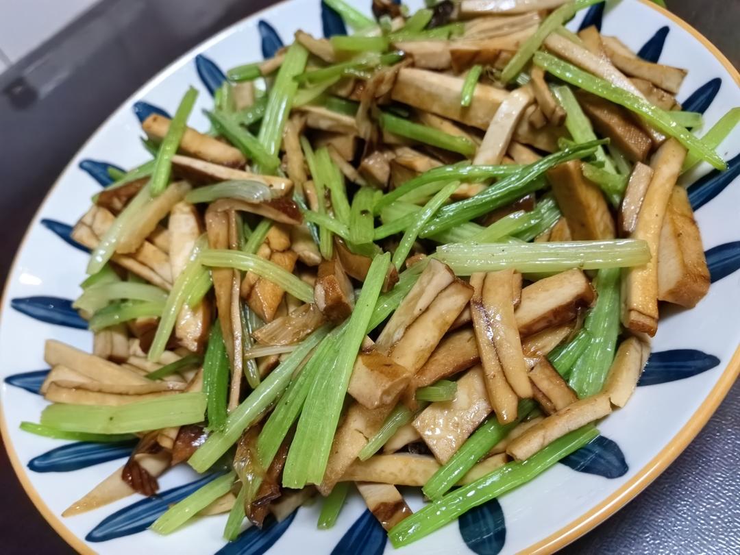 午餐晚餐简单快手下饭菜芹菜炒香干
