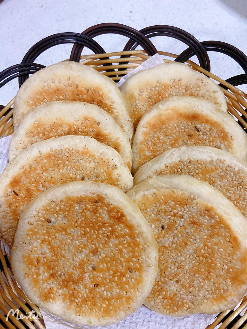 早餐店芝麻椒盐酥饼 外酥里软层次分明 一口咬下去直掉渣 附细节视频详解