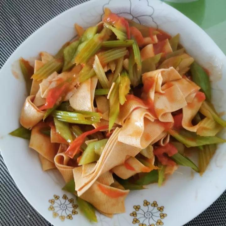番茄青椒炒豆腐皮