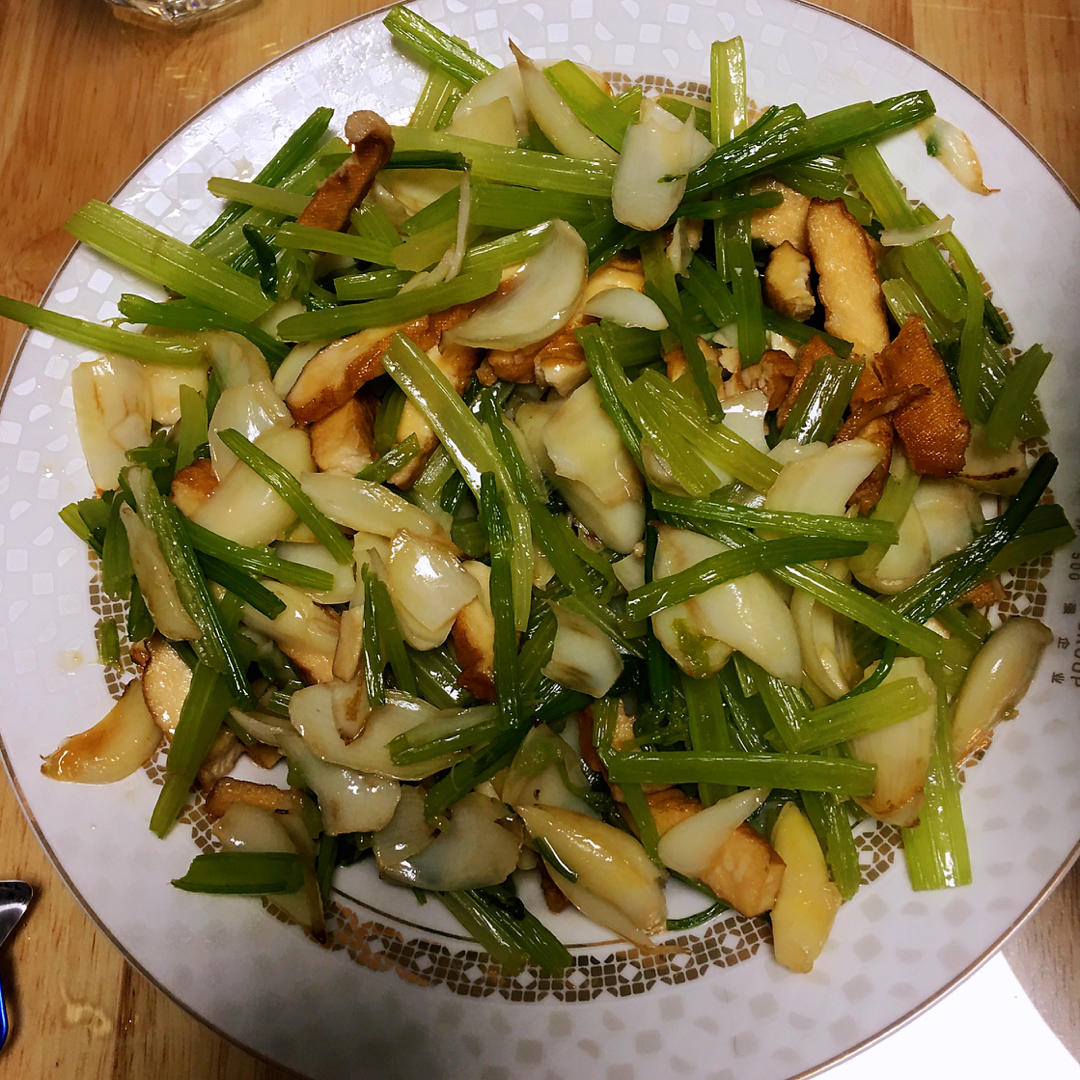 午餐晚餐简单快手下饭菜芹菜炒香干