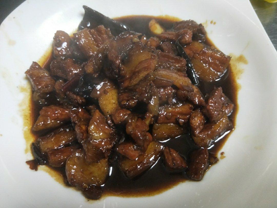 吃着碗里望着锅里的红烧肉