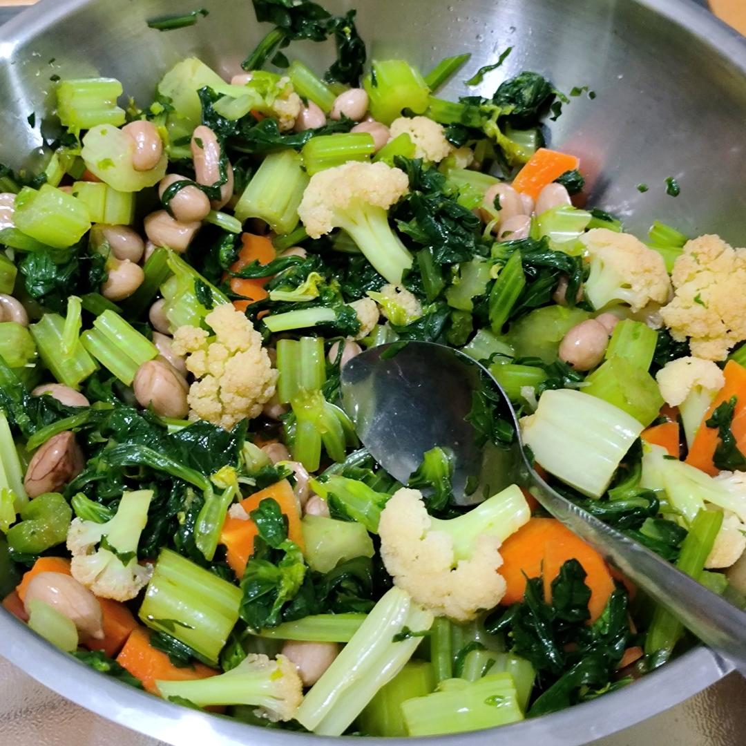 凉拌芹菜花生米胡萝卜