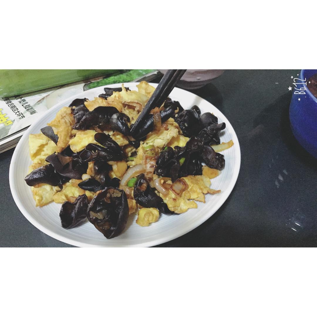 木耳炒鸡蛋 Wood ear Mushrooms with Egg