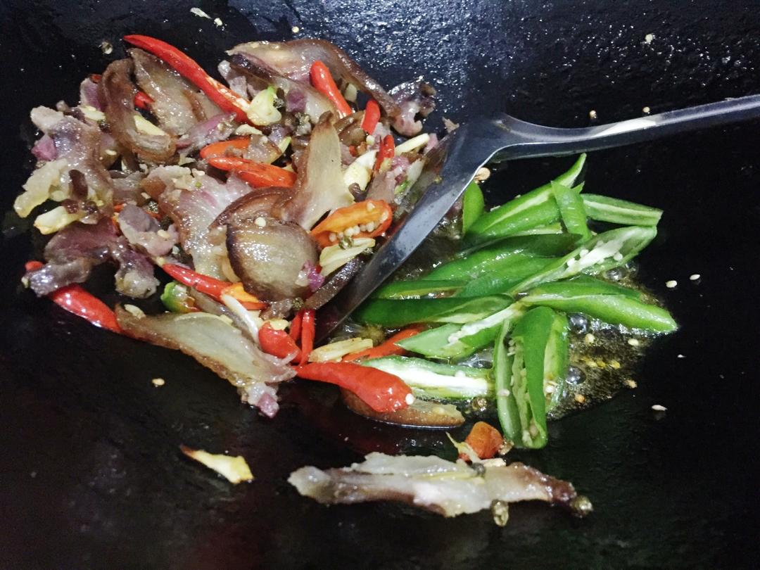尖椒炒腊猪头肉的做法 步骤11