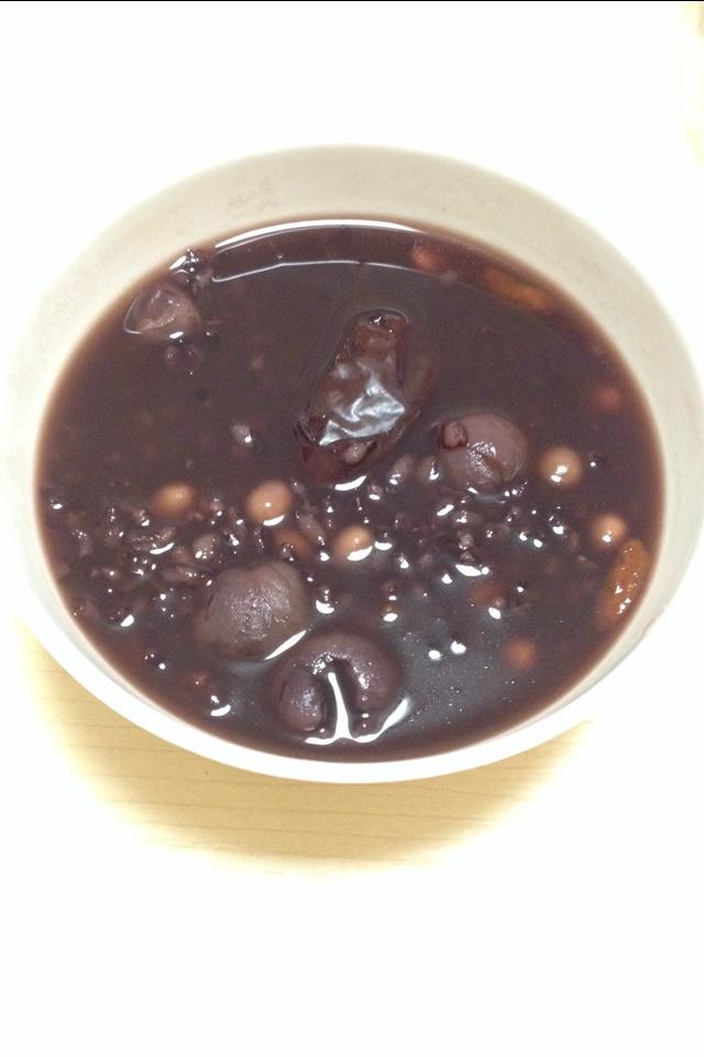 红枣桂圆枸杞黑米粥的做法